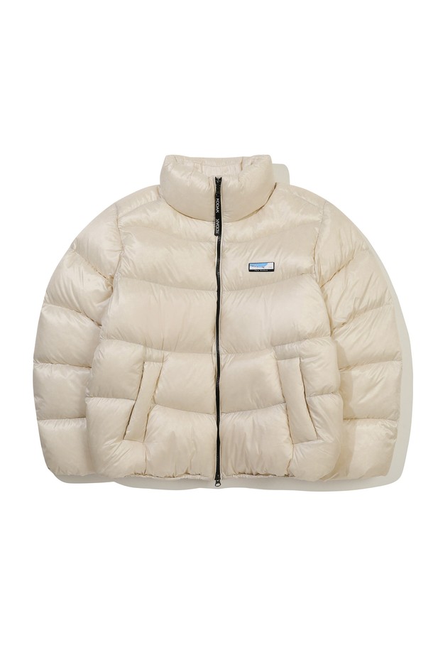 컬러라마 구스 다운 재킷 아이보리는 여성용 겨울 아우터입니다. 캐주얼, 스포티, 미니멀 스타일을 모두 아우르는 디자인으로, 넉넉한 오버핏과 두꺼운 두께감으로 뛰어난 보온성을 제공합니다. 부드러운 촉감의 구스 다운 충전재와 방풍 기능을 갖춰 추운 겨울철에도 따뜻하고 편안하게 착용할 수 있습니다. 후드와 퍼프 소매 디테일이 돋보이며, 집업 스타일로 간편하게 입고 벗을 수 있습니다. 무지 디자인의 아이보리 컬러로 다양한 룩에 매치하기 용이합니다.
