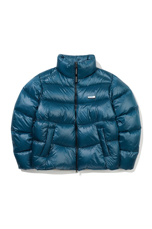 컬러라마 구스 다운 재킷 BLUE는 겨울철 따뜻함과 스타일을 동시에 만족시키는 아우터입니다. 블루 컬러의 무지 디자인에 오버핏과 크롭 기장으로 트렌디함을 더했으며, 집업 스타일로 편안하게 착용할 수 있습니다. 뛰어난 보온성을 자랑하는 구스 다운 충전재와 가볍고 부드러운 촉감으로 편안한 착용감을 선사합니다. 여행이나 캠핑 등 다양한 TPO에 스타일리시하게 활용할 수 있으며, 캐주얼, 스포티, 미니멀 등 어떤 스타일에도 잘 어울립니다.
