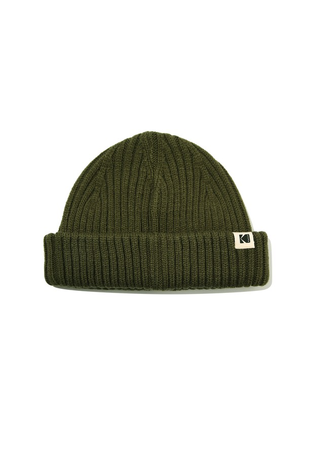 부드러운 니트 소재로 제작된 숏비니, 카키 색상입니다. 가을, 겨울철 산책룩에 잘 어울리며, 캐주얼, 미니멀, 클래식 스타일을 모두 소화합니다. 숏 기장으로 제작되어 답답함 없이 착용 가능하며, 두꺼운 두께감으로 따뜻함을 더합니다. 무지 디자인으로 어떤 옷에도 쉽게 매치할 수 있는 데일리 아이템입니다.
