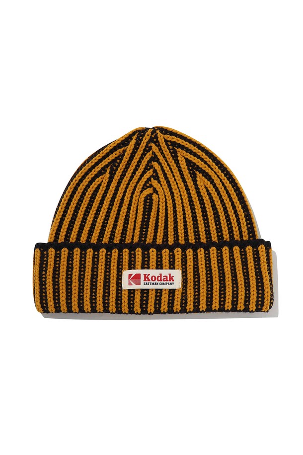 옐로우 컬러의 스트라이프 꼬임 비니입니다. 부드러운 니트 소재로 제작되어 가을, 겨울철 따뜻하게 착용할 수 있습니다. 촘촘한 골지 짜임과 꼬임 디테일이 돋보이며, 깊이감 있는 디자인으로 안정적인 착용감을 제공합니다. 캐주얼, 미니멀, 클래식 스타일의 룩에 모두 잘 어울리며, 산책룩이나 집콕룩 등 다양한 TPO에 활용하기 좋습니다. 블랙 컬러의 스트라이프 패턴이 세련된 포인트를 더합니다.
