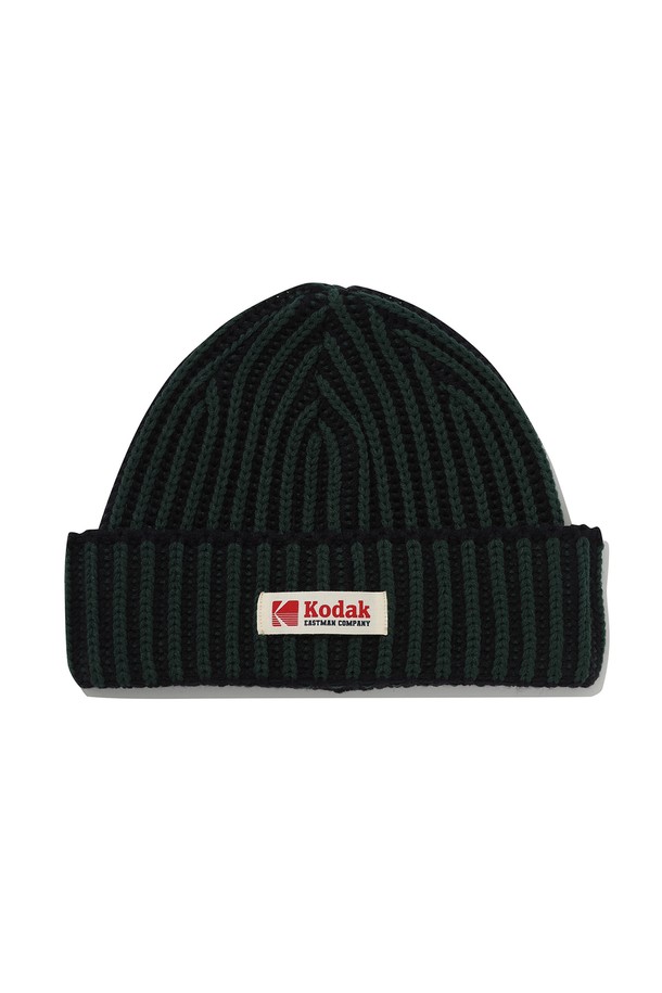 그린 컬러의 스트라이프 꼬임 비니입니다. 부드러운 니트 소재로 제작되어 가을, 겨울철 따뜻하게 착용할 수 있습니다. 깊은 모자 깊이와 촘촘한 골지 짜임이 특징이며, 꼬임 디테일이 돋보이는 디자인입니다. 캐주얼, 미니멀, 클래식 스타일의 옷차림에 잘 어울리며, 산책룩과 집콕룩 모두 편안하게 소화할 수 있습니다. 블랙 컬러도 함께 출시되어 취향에 맞게 선택 가능합니다.
