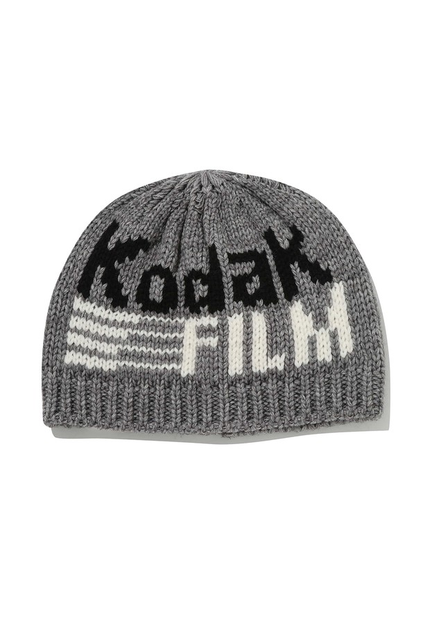 코닥(KODAK) 로고 자수가 돋보이는 코닥필름 비니 GREY입니다. 부드러운 촉감의 니트, 아크릴 혼방 소재로 제작되어 가을, 겨울철 따뜻하게 착용하기 좋습니다. 일반적인 모자 깊이로 편안한 착용감을 선사하며, 캐주얼, 미니멀, 클래식 스타일을 즐겨 입는 분들께 추천합니다. 출근룩, 캠핑룩 등 다양한 TPO에 매치하여 포인트를 줄 수 있으며, 두꺼운 두께감으로 보온성을 높였습니다. 코닥 브랜드 로고 디자인이 돋보이는 비니로, 데일리룩에 포인트를 더해보세요.
