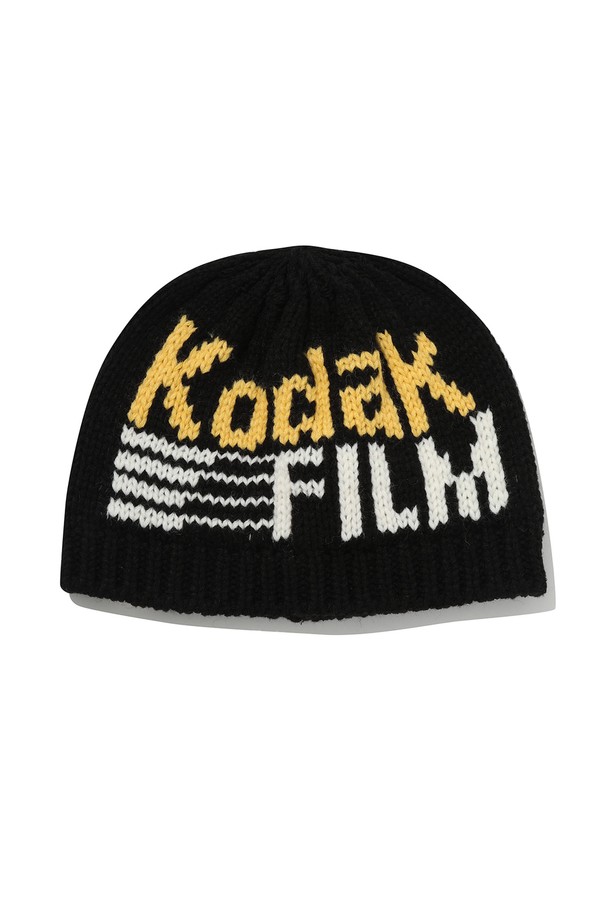 코닥(Kodak) 필름 비니 BLACK은 캐주얼, 미니멀, 클래식 스타일을 아우르는 모자입니다. 부드러운 촉감의 니트와 아크릴 혼방 소재로 제작되어 가을, 겨울철에 착용하기 좋습니다. 일반적인 모자 깊이에 블랙, 화이트, 옐로우 3가지 색상으로 출시되었으며, 출근룩과 모임룩에 모두 잘 어울립니다. 전면에 코닥 로고 자수 디테일이 돋보이는 디자인으로, 어떤 스타일에도 포인트가 되어줍니다.
