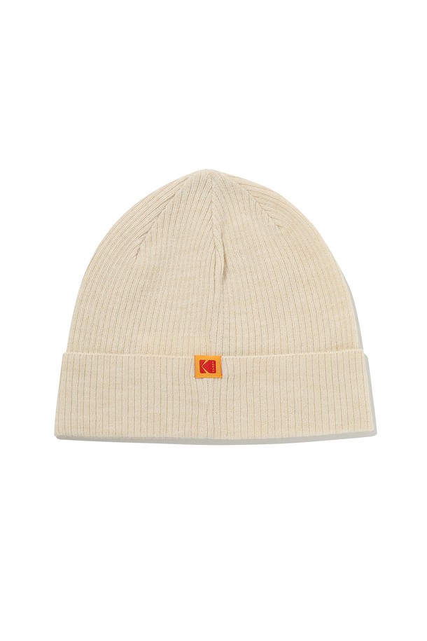 컬러플러스 슬림 비니 아이보리입니다. 부드러운 니트 소재로 제작되어 가을, 겨울철 따뜻하게 착용할 수 있습니다. 슬림핏 디자인으로 깔끔한 스타일을 연출하며, 무지 패턴에 로고 장식이 더해져 미니멀하면서도 캐주얼한 매력을 줍니다. 일상생활에서 폭넓게 활용하기 좋고, 아이보리 컬러로 어떤 옷에도 잘 어울립니다. 모자 깊이는 일반적이며, 얇은 두께감으로 편안한 착용감을 선사합니다.
