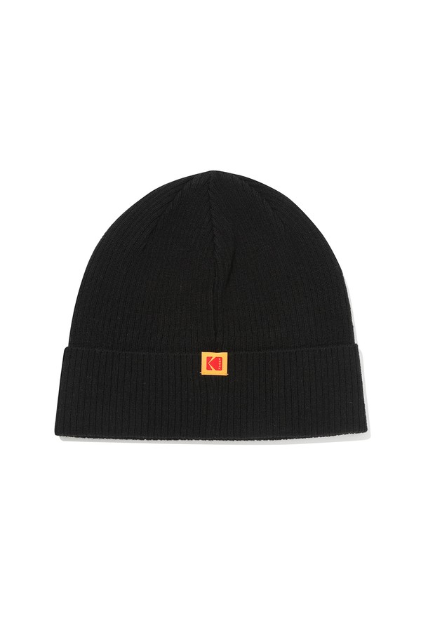 컬러플러스 슬림 비니 BLACK은 가을, 겨울 시즌에 착용하기 좋은 모자입니다. 부드러운 니트 소재로 제작되어 편안한 착용감을 선사하며, 깊은 모자 깊이로 안정감 있게 착용할 수 있습니다. 슬림핏 디자인과 골지 패턴이 특징이며, 블랙 컬러로 어떤 스타일에도 잘 어울립니다. 캐주얼, 미니멀, 클래식 스타일을 즐겨 입는 분들께 추천하며, 심플한 로고 장식이 포인트입니다.
