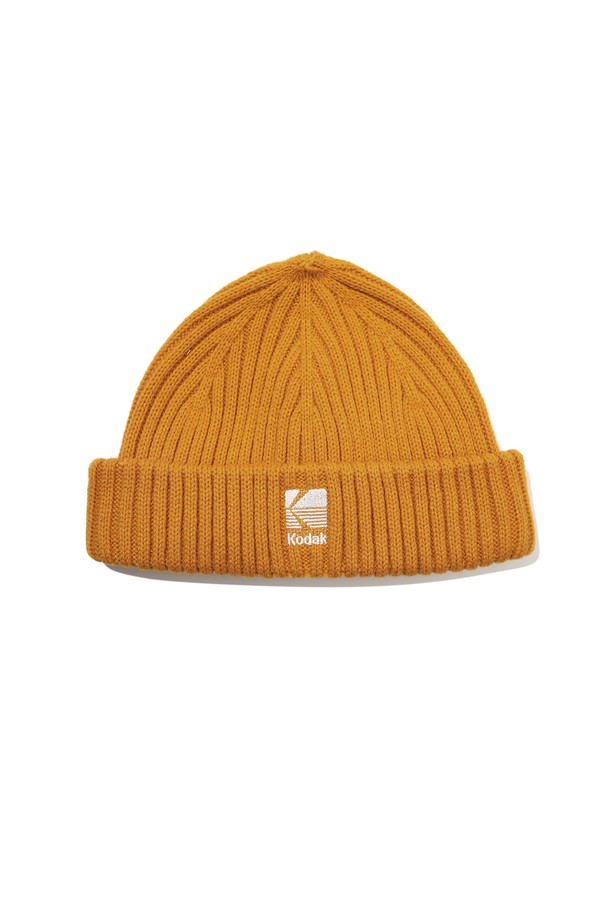 선명한 노란색 컬러의 숏비니입니다. 니트 소재와 아크릴 혼방으로 제작되어 부드러운 촉감을 자랑하며, 가을/겨울 시즌에 따뜻하게 착용할 수 있습니다. 얕은 깊이의 디자인과 무지 패턴으로 캐주얼하고 미니멀한 스타일을 연출합니다. 남녀 모두 착용 가능하며, 일상복에 포인트를 더하기 좋은 아이템입니다.
