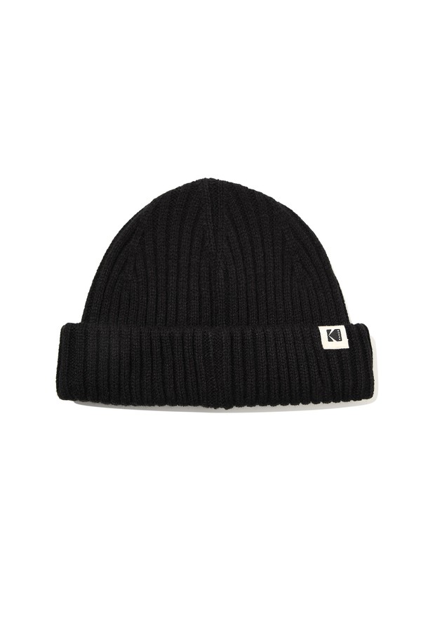 블랙 컬러의 숏 비니입니다. 니트 소재로 제작되어 가을, 겨울철 따뜻하게 착용할 수 있으며, 부드러운 촉감이 특징입니다. 깊이감 있는 디자인과 골지 패턴으로 포인트를 더했습니다. 캐주얼, 미니멀, 클래식 스타일의 의상에 두루 잘 어울리며, 출근룩에도 활용하기 좋습니다. 숏 비니 스타일로, 로고 장식이 디자인 디테일을 더합니다. 
