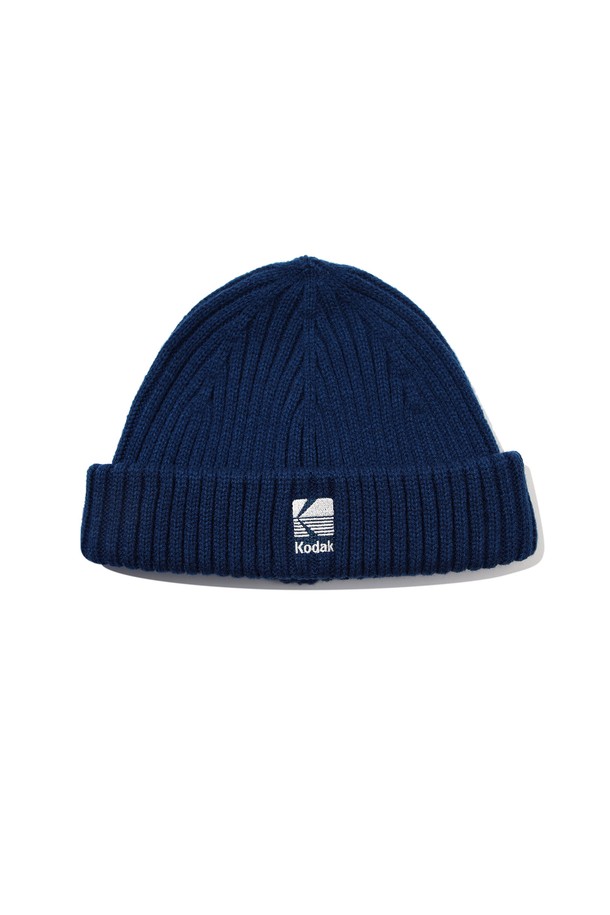 **숏비니 BLUE**는 포근한 니트 소재로 제작되어 가을과 겨울철에 따뜻하게 착용할 수 있는 비니입니다. 숏 비니 스타일로, 깊은 모자 깊이와 부드러운 촉감이 특징이며, 골지 패턴으로 포인트를 더했습니다. 캐주얼, 미니멀, 클래식 스타일 모두 소화 가능하며, 데일리룩에 편안함과 스타일을 더해줍니다. 시원한 블루 컬러가 어떤 옷에도 잘 어울려 활용도가 높습니다.
