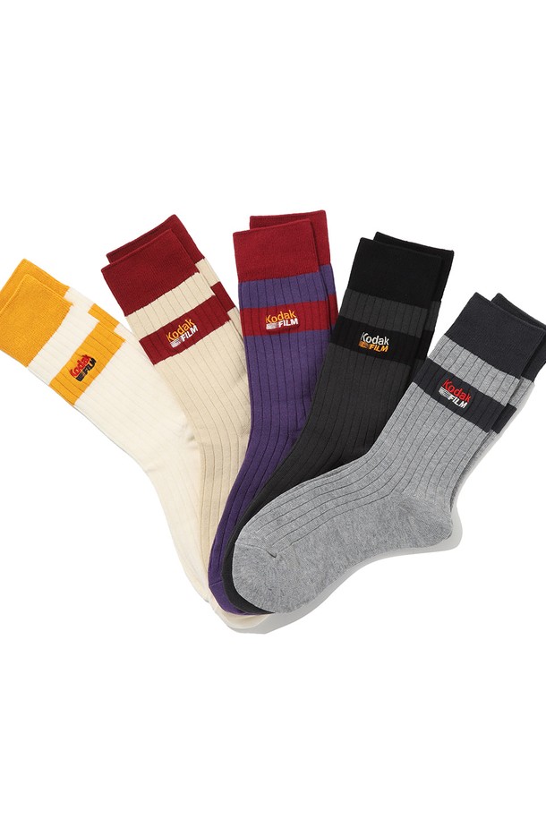 컬러 배색 포인트 크루 삭스 5PC는 일상에서 편안하게 착용하기 좋은 공용 양말 세트입니다. 면, 폴리에스테르, 스판덱스 혼방 소재로 제작되어 흡습성이 뛰어나고 사계절 내내 활용하기 좋습니다. 다양한 멀티컬러 배색 디자인이 적용되어 캐주얼하고 미니멀한 스타일을 연출하며, 산책룩이나 집콕룩에 포인트를 더합니다. 무지 패턴의 크루 삭스로, 어떤 옷에도 잘 어울려 데일리 아이템으로 손색없습니다. 5피스로 구성되어 실용적인 활용이 가능합니다.
