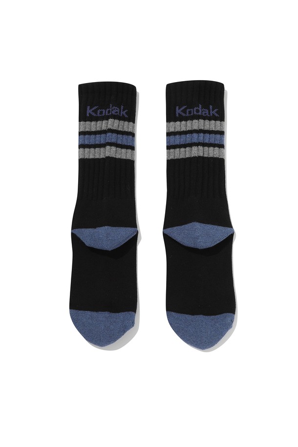 쿠션 크루 삭스 BLACK는 면, 폴리에스테르, 스판덱스 혼방 소재로 제작되어 부드러운 촉감과 편안한 착용감을 제공합니다. 사계절 내내 활용 가능한 중간 두께의 양말로, 캐주얼 및 스포티 스타일을 연출하기 좋습니다. 블랙 컬러 바탕에 스트라이프 패턴과 배색 디자인이 더해져 포인트를 줍니다. 발을 폭신하게 감싸는 쿠션 기능으로 활동성을 높였습니다. 일상복에 매치하여 편안하면서도 스타일리시한 룩을 완성해보세요.
