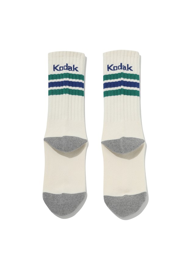 쿠션 크루 삭스 GREEN은 면과 스판덱스 혼방으로 제작되어 부드러운 착용감과 편안함을 제공합니다. 화이트, 그린, 그레이 컬러의 배색 스트라이프 디자인으로 캐주얼, 스포티, 미니멀 스타일 모두 소화 가능합니다. 사계절 내내 착용 가능한 보통 두께의 양말로, 산책룩과 집콕룩에 잘 어울립니다. 쿠션 기능이 있어 활동적인 날에도 발의 피로를 덜어줍니다. 다양한 스타일을 연출할 수 있는 실용적인 아이템입니다.
