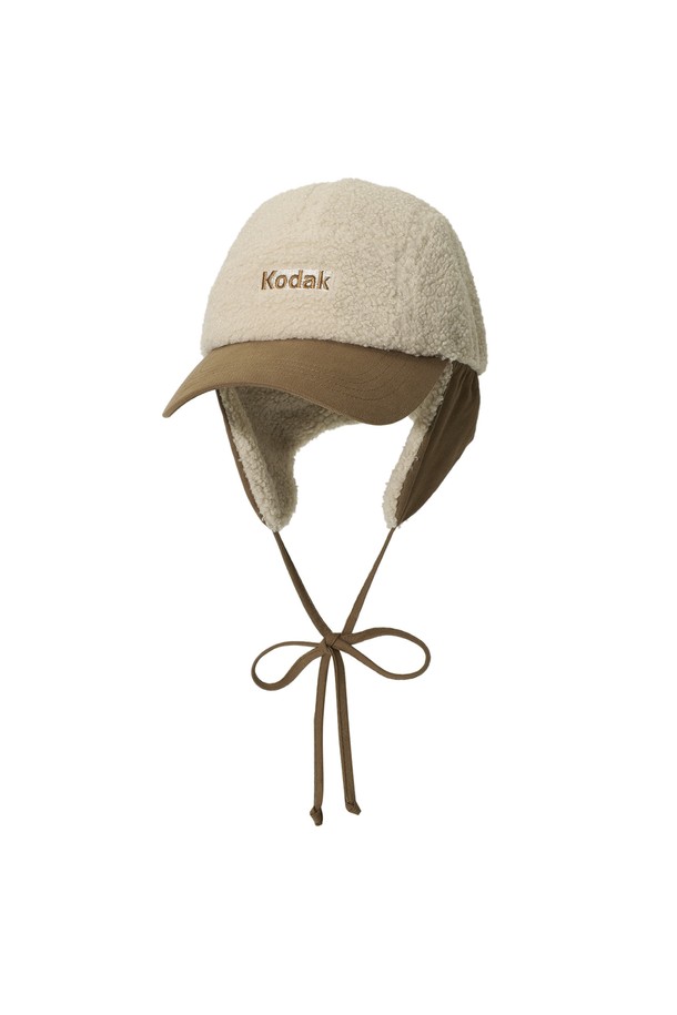 플리스 귀달이 캠프캡 BEIGE는 부드러운 플리스 소재로 제작되어 가을, 겨울철 따뜻하게 착용할 수 있는 모자입니다. 베이지 컬러의 무지 디자인으로, 캐주얼, 미니멀, 클래식 스타일의 산책룩에 잘 어울립니다. 일반적인 모자 깊이와 챙 넓이, 두꺼운 두께감으로 보온성을 높였으며, 귀덮개가 있어 더욱 포근하게 착용할 수 있습니다. 남녀 공용으로 착용 가능하며, 일상생활에서 활용하기 좋은 아이템입니다.
