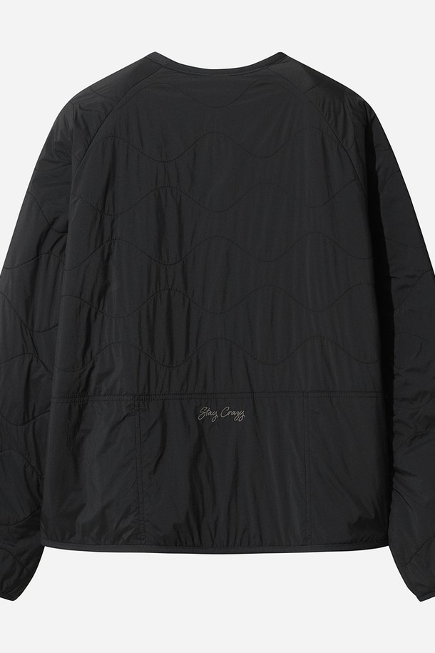 여성용 리버웨이브 리버시블 퀼팅 재킷(BLACK)입니다. 캐주얼하고 베이직한 스타일로, 가을과 겨울에 따뜻하게 착용하기 좋은 두꺼운 두께감의 퀼팅 재킷입니다. 나일론 소재로 제작되어 부드러운 촉감을 선사하며, 양면 착용이 가능하여 다양한 스타일 연출이 가능합니다. 레귤러핏으로 편안하게 착용할 수 있으며, 집업 여밈 방식과 긴 소매 기장으로 활동성을 높였습니다. 일상에서 데일리하게 활용하기 좋은 아이템입니다.
