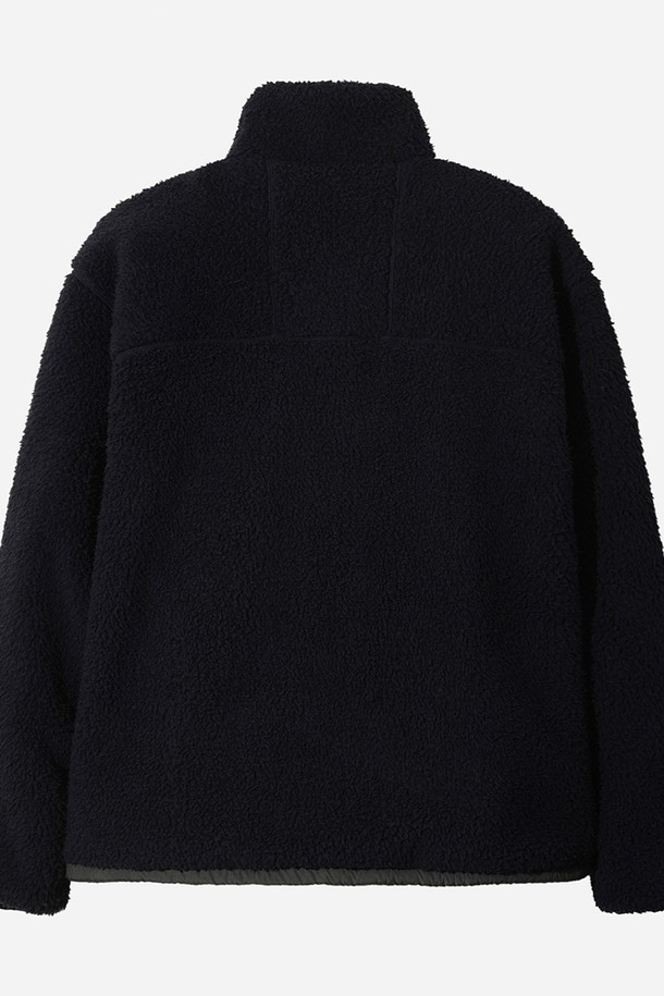 유니) 바크 플리스 유틸리티 재킷(네이비)은 부드러운 플리스 소재로 제작되어 따뜻함과 편안함을 동시에 선사하는 유니섹스 아우터입니다. 가을과 겨울, 일상 및 아웃도어 활동에 적합하며, 레귤러핏과 크롭 기장으로 스포티하면서도 캐주얼한 스타일을 연출합니다. 톤온톤 무지의 네이비 컬러에 집업 여밈 방식과 포켓 디테일이 더해져 실용성을 높였습니다. 넉넉한 두께감과 긴 소매 기장으로 추운 날씨에도 든든하게 착용할 수 있습니다.
