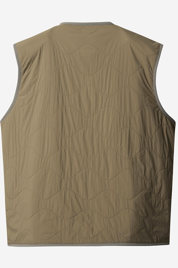 남성용 리버웨이브 리버시블 퀼팅 베스트(다크 베이지)는 가을과 겨울, 두 계절 모두 활용 가능한 남성 베스트입니다. 
겉감은 무지 디자인, 안감은 다른 디자인으로 제작되어 하나의 제품으로 두 가지 스타일을 연출할 수 있습니다. 
집업 스타일의 레귤러핏으로 제작되었으며, 넉넉한 두께감과 퀼팅 디자인으로 보온성을 더했습니다. 
캐주얼, 미니멀, 클래식 스타일을 즐겨 입는 분들께 추천하며, 출근룩이나 캠핑룩 등 다양한 TPO에 활용 가능합니다. 
나일론 소재로 제작되어 가볍고 편안한 착용감을 제공하며, 실용적인 포켓 디테일이 돋보입니다.
