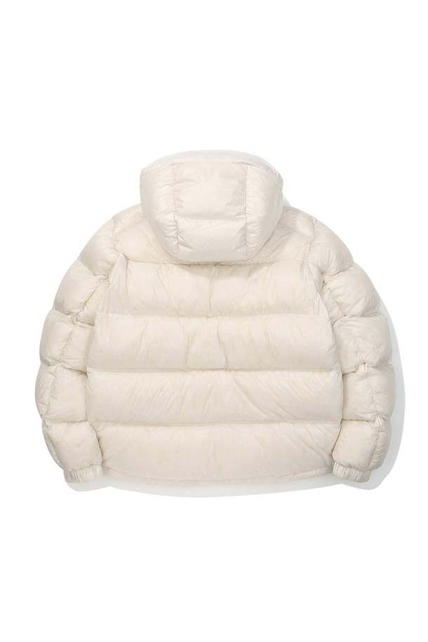 스타게이저(STARGAZER) 코듀라 구스다운 재킷 IVORY는 일상과 스포츠 활동 모두에 적합한 남녀 공용 아우터입니다. 부드러운 촉감의 아이보리 컬러 무지 디자인으로, 크롭 기장의 오버핏 패딩입니다. 보온성과 경량성을 갖춘 코듀라 소재와 구스다운 충전재를 사용하여 겨울철 추위로부터 효과적으로 보호해 줍니다. 집업 방식으로 간편하게 착용 가능하며, 후드와 퍼프 디자인으로 스포티한 무드를 더했습니다. 여행, 캠핑, 등산 등 다양한 TPO에 스포티, 캐주얼, 고프코어 스타일을 연출할 수 있습니다.
