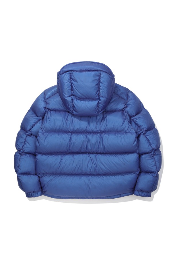 스타게이저(STARGAZER) 코듀라 구스다운 재킷 BLUE는 일상과 스포츠 활동에 적합한 오버핏 스타일의 구스다운 재킷입니다. 블루와 블랙의 투톤 배색이 돋보이며, 코듀라 소재와 구스다운 충전재를 사용하여 보온성과 방수 기능을 갖췄습니다. 겨울철 등산룩, 캠핑룩, 고프코어 스타일을 연출하기 좋으며, 부드러운 촉감과 긴 소매 기장으로 편안함을 제공합니다. 집업 스타일의 패딩 재킷으로, 무지 디자인이 깔끔하고 스포티한 무드를 더합니다.
