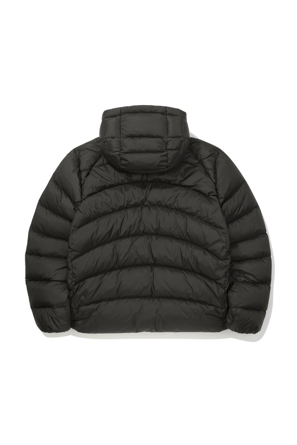 칼(CAL) 구스다운 후드 재킷 BLACK은 겨울철 추위를 막아줄 보온성과 가벼운 착용감을 자랑하는 아우터입니다. 캐주얼 및 스포티 스타일을 연출하기 좋으며, 여행, 캠핑 등 다양한 TPO에 활용 가능합니다. 우수한 보온성을 제공하는 구스다운 충전재와 부드러운 촉감으로 편안하게 착용할 수 있습니다. 무지 디자인에 크롭 기장과 오버핏으로 트렌디함을 더했으며, 후드 디테일과 집업 여밈 방식으로 실용성을 높였습니다. 블랙 컬러로 어떤 옷에도 쉽게 매치하여 미니멀한 스타일을 완성할 수 있습니다.
