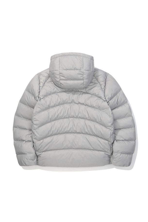 칼(CAL) 구스다운 후드 재킷 라이트 그레이는 가볍고 따뜻한 겨울철 필수 아이템입니다. 일상과 스포츠 활동 모두에 적합하며, 스포티, 캐주얼, 미니멀 스타일을 연출할 수 있습니다. 부드러운 촉감의 구스다운 소재를 사용하여 보온성을 높였으며, 레귤러 핏으로 편안한 착용감을 제공합니다. 후드가 부착되어 있어 더욱 따뜻하게 착용 가능하며, 캠핑룩이나 등산룩에도 잘 어울립니다. 라이트 그레이 컬러의 무지 디자인으로 어떤 스타일에도 쉽게 매치할 수 있습니다.
