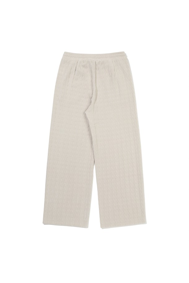 아이보리 컬러의 벨벳 케이블 스트레이트 팬츠는 가을, 겨울 시즌에 어울리는 여성용 긴 바지입니다. 부드러운 촉감의 벨벳 소재와 케이블 패턴이 특징이며, 밴딩 처리로 편안한 착용감을 선사합니다. 베이직한 스타일로 데이트룩 또는 모임룩에 활용하기 좋으며, 클래식, 미니멀, 캐주얼 등 다양한 스타일을 연출할 수 있습니다. 핏은 스트레이트 핏으로, 어떤 상의와도 잘 어울려 활용도가 높습니다. 두께감 있는 소재로 따뜻함은 물론, 고급스러운 분위기를 더합니다.
