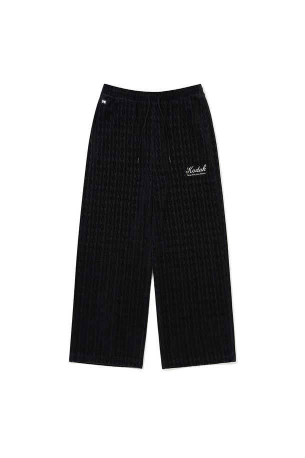 **벨벳 케이블 스트레이트 팬츠 우먼 BLACK**

부드러운 벨벳 소재로 제작되어 포근한 착용감을 선사하는 여성용 긴 바지입니다. 가을, 겨울 시즌에 어울리는 두꺼운 두께감으로 따뜻하게 착용할 수 있습니다. 베이직한 디자인에 케이블 패턴이 더해져 클래식하고 미니멀한 스타일을 연출합니다. 출근룩과 모임룩 모두 소화 가능한 활용도 높은 아이템으로, 레귤러 핏 스트레이트 스타일로 편안한 착용감을 제공합니다. 블랙 컬러로 어떤 상의와도 매치하기 용이하여 데일리룩으로 손색없습니다.
