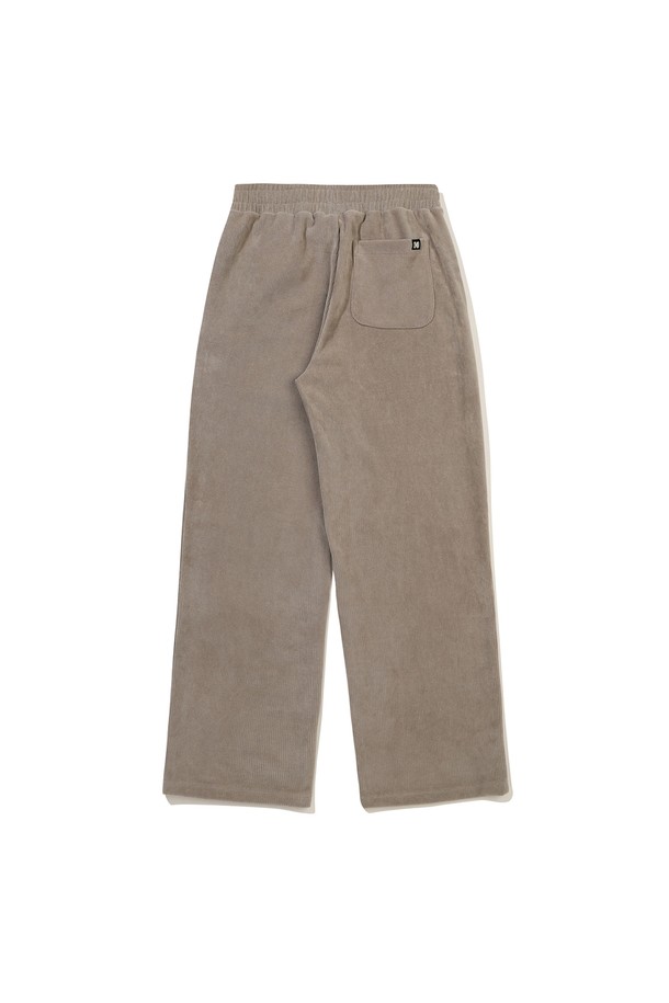 카키 컬러의 코듀로이 스트레이트 팬츠입니다. 부드러운 촉감의 코듀로이 소재로 제작되어 가을, 겨울철 따뜻하게 착용하기 좋습니다. 무지 디자인에 레귤러 핏, 긴 기장으로 어떤 스타일에도 잘 어울리는 베이직한 아이템입니다. 출근룩이나 모임룩 등 다양한 TPO에 활용 가능하며, 캐주얼, 클래식, 미니멀 스타일을 즐겨 입는 분들께 추천합니다. 두께감이 있어 겨울철에도 따뜻하게 입을 수 있습니다.
