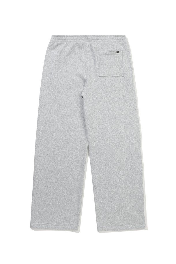 소프트 기모 스트레이트 팬츠 MELANGE GREY는 부드러운 촉감의 기모 안감으로 제작되어 가을, 겨울철 따뜻하게 착용할 수 있는 긴 기장의 바지입니다. 멜란지 그레이 컬러의 무지 디자인으로 베이직하고 캐주얼한 스타일을 연출하며, 레귤러 핏의 스트레이트 핏으로 편안한 착용감을 제공합니다. 일상복뿐만 아니라, 캐주얼, 미니멀, 클래식 스타일의 출근룩으로도 활용하기 좋습니다. 밴딩 처리되어 활동성을 높였으며, 두께감 있는 소재로 제작되어 보온성을 높였습니다.
