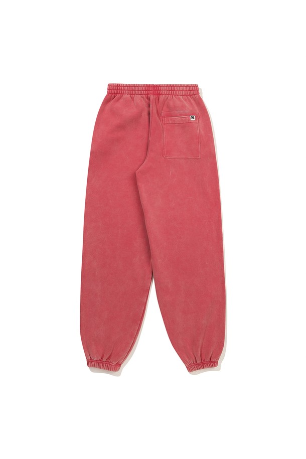 레인보우 스노우워싱 기모 조거 팬츠 PINK는 부드러운 촉감의 기모 안감으로 가을, 겨울 시즌 따뜻하게 착용할 수 있는 조거 팬츠입니다. 스노우워싱 기법으로 은은한 빈티지 스타일을 연출하며, 핑크 컬러가 캐주얼하고 스포티한 무드를 더합니다. 밴딩 처리된 허리와 루즈핏 디자인으로 편안한 착용감을 제공하며, 집콕룩이나 산책룩 등 다양한 TPO에 활용 가능합니다. 데일리룩, 미니멀 스타일 연출에도 용이한 활용도 높은 아이템입니다.
