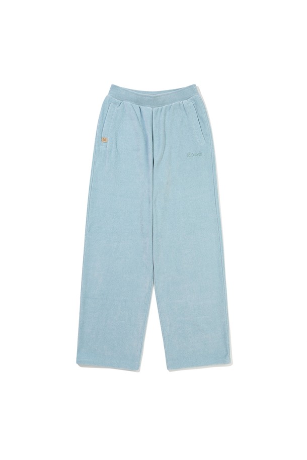 크리미한 스카이블루 색상의 크리미 스트레이트 팬츠입니다. 밴딩 처리되어 편안한 착용감을 선사하며, 캐주얼하고 미니멀한 스타일을 연출하기 좋습니다. 봄, 여름에 특히 잘 어울리는 숏 기장의 바지로, 일상 속에서 가볍게 즐겨 입기 좋습니다. 스트레이트 핏으로 다리가 길어 보이는 효과를 주며, 무지 디자인으로 어떤 상의와도 매치하기 용이합니다. 부드러운 촉감으로 편안하게 활동할 수 있습니다.
