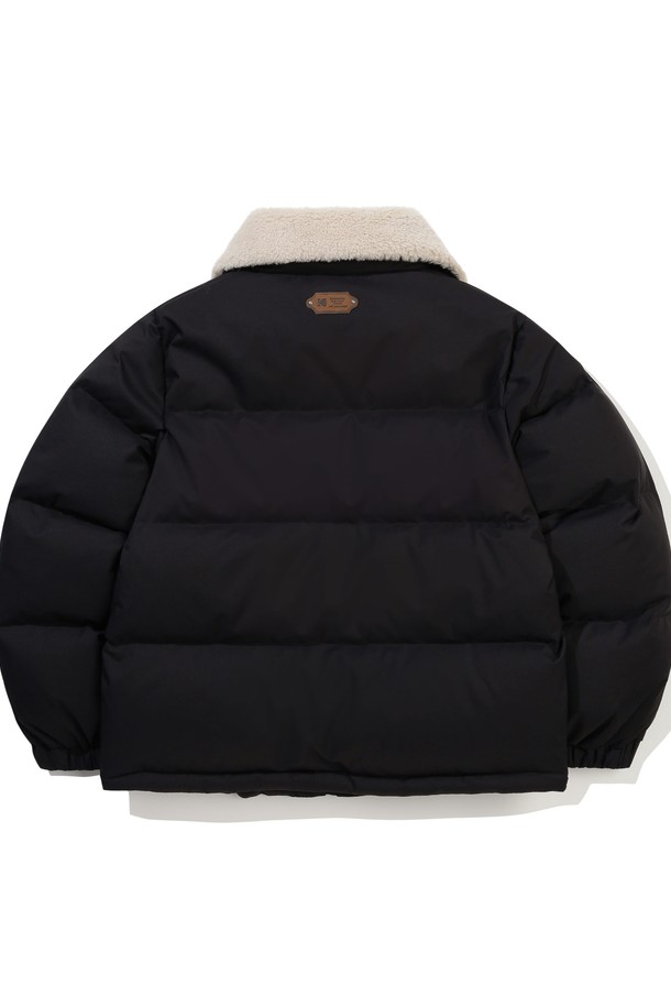 "브라우니 클래식 다운 재킷 BLACK"은 겨울철, 출근룩과 여행룩에 모두 잘 어울리는 클래식 스타일의 다운 재킷입니다. 유러피언 물라드 덕다운(필파워 700 이상)을 사용하여 뛰어난 보온성을 제공하며, 투습 발수 기능으로 쾌적함을 유지합니다. 가죽 와펜 포인트로 고급스러움을 더하고, 가벼운 중량감(211g)으로 편안한 착용감을 선사합니다. 세미 오버핏으로 제작되어 미니멀하고 캐주얼한 스타일 연출에도 용이합니다. 블랙, 브라운, 아이보리 세 가지 색상으로 만나보세요.
