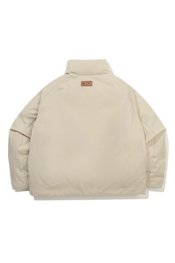 브라우니 코튼 다운 재킷 우먼 IVORY는 캐주얼 스타일의 여성용 다운 재킷입니다. 유러피안 물라드 덕다운을 사용하여 보온성을 높였으며, 필파워 700 이상으로 우수한 보온성과 가벼운 중량감을 자랑합니다. 아이보리 컬러의 무지 디자인에 세미크롭핏으로 제작되어 산책룩, 캠핑룩 등 다양한 TPO에 활용 가능합니다. 넥 안쪽은 니트 소재로 마감되었으며, 브라우니 카메라에서 영감을 얻은 디자인이 특징입니다. 집업 방식으로 간편하게 착용할 수 있으며, 겨울철 데일리 아우터로 손색없습니다.
