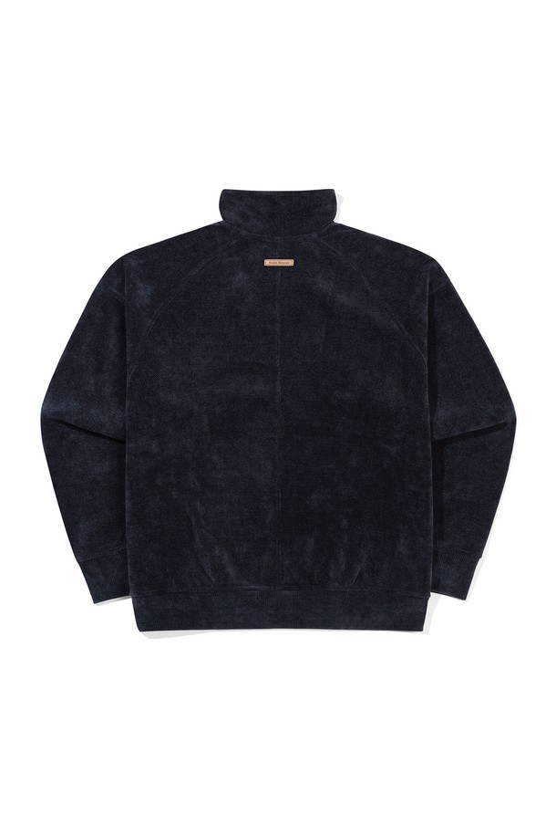 크리미 반집업 맨투맨 NAVY는 부드러운 촉감의 면 소재로 제작되어 편안한 착용감을 선사합니다. 네이비 컬러의 무지 디자인으로, 캐주얼 및 미니멀 스타일을 연출하기 좋습니다. 봄, 가을, 겨울 세 계절 모두 활용 가능한 두꺼운 두께감의 레귤러핏 맨투맨입니다. 반집업 디테일이 돋보이는 디자인으로, 일상생활에서 폭넓게 활용할 수 있습니다. 긴 소매 기장과 레귤러 기장으로 제작되어 편안함과 스타일을 모두 갖췄습니다.
