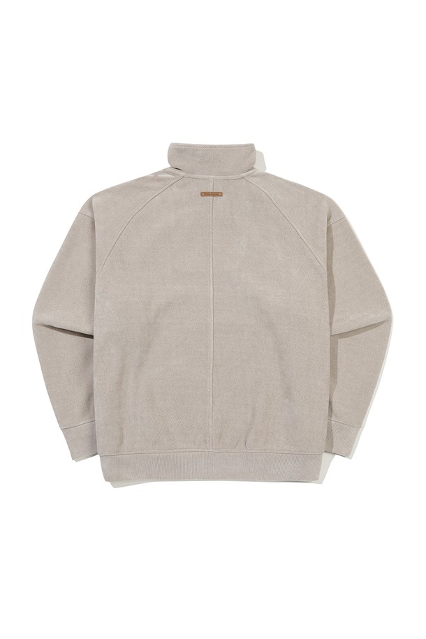 크리미 반집업 맨투맨 BEIGE는 부드러운 촉감의 면 소재로 제작되어 봄, 가을, 겨울 모두 활용 가능한 실용적인 상의입니다. 베이직하고 캐주얼한 스타일로, 레귤러 핏에 하프 집업 디자인이 특징이며, 출근룩을 포함한 다양한 일상 TPO에 잘 어울립니다. 무지 패턴의 베이지 컬러는 미니멀하고 클래식한 스타일을 연출하며, 긴 소매 기장과 두꺼운 두께감으로 포근함을 더합니다. 데일리룩에 포인트 주기 좋은 아이템으로, 간편하게 스타일리시한 룩을 완성할 수 있습니다.
