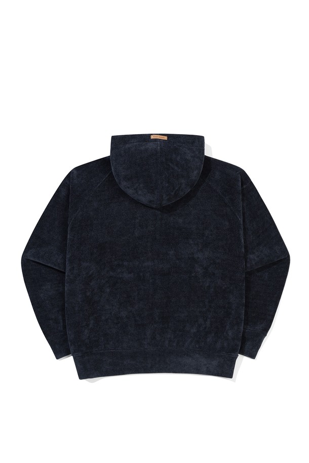 네이비 컬러의 크리미 후드 집업입니다. 부드러운 면 소재로 제작되어 편안한 착용감을 제공하며, 넉넉한 루즈핏으로 활동성을 높였습니다. 쌀쌀한 가을, 겨울철에 따뜻하게 입을 수 있는 두꺼운 두께감의 후드 집업입니다. 캐주얼, 미니멀 스타일을 즐겨 입는 분들께 추천하며, 집콕룩이나 산책룩으로 활용하기 좋습니다. 긴 소매와 크롭 기장으로 트렌디한 스타일을 연출할 수 있습니다.
