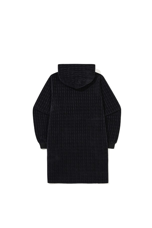 따뜻하고 우아한 분위기를 연출하는 벨벳 케이블 원피스 BLACK입니다. 부드러운 벨벳 소재와 케이블 패턴이 고급스러운 느낌을 주며, 터틀넥과 긴 소매 디자인으로 겨울철에도 따뜻하게 착용할 수 있습니다. 레귤러핏으로 편안한 착용감을 선사하며, 후드 디테일이 더해져 포인트를 더했습니다. 클래식하면서도 엘레강스한 스타일로 데이트룩, 모임룩, 연말 모임룩에 모두 잘 어울립니다.
