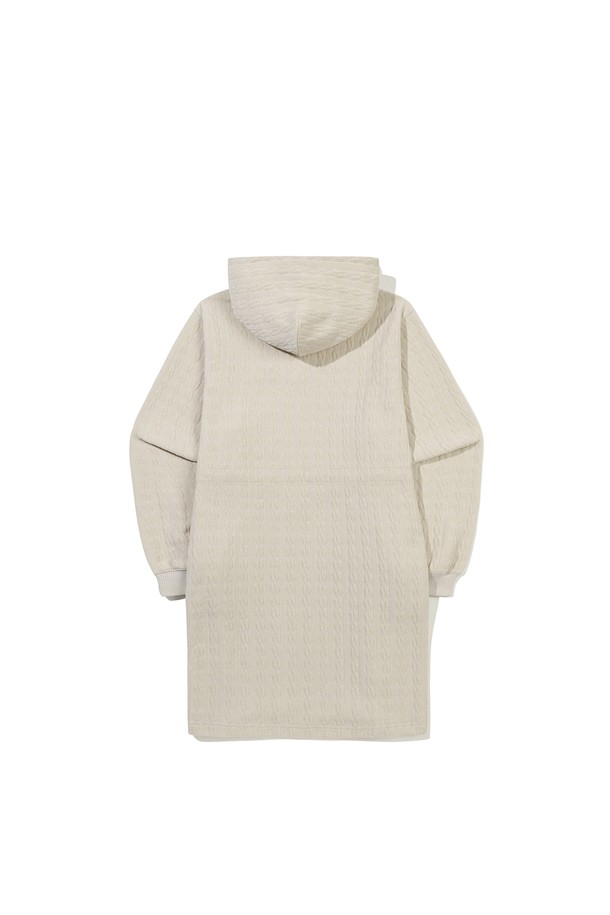 아이보리 컬러의 벨벳 케이블 원피스입니다. 부드러운 벨벳 소재에 케이블 패턴으로 포인트를 주어 우아하고 클래식한 분위기를 연출합니다. 넉넉하고 편안한 레귤러 핏과 플레어 A라인 치마는 움직임에 따라 아름다운 실루엣을 선사합니다. 라운드넥과 긴 소매 디자인으로 가을, 겨울철 데이트룩, 모임룩, 연말 모임룩에 활용하기 좋습니다. 
