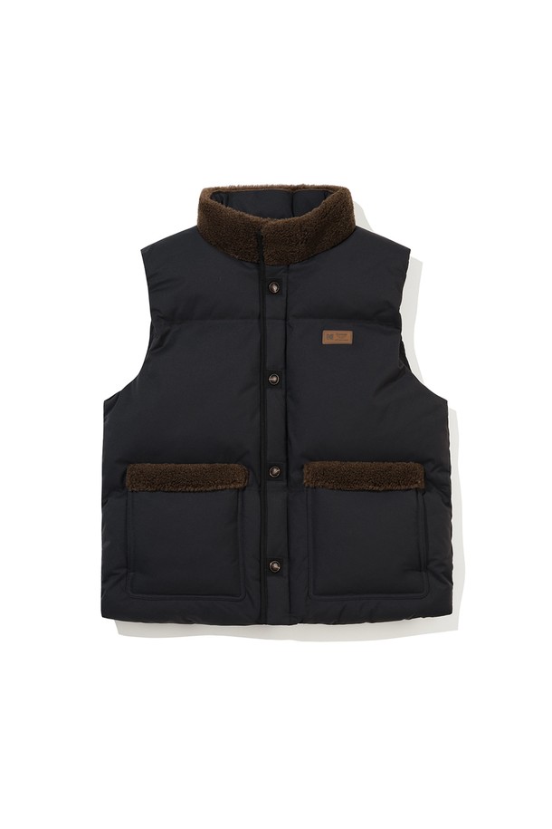 브라우니 다운 베스트 BLACK은 일상 및 겨울철에 활용하기 좋은 남녀 공용 베스트입니다. 블랙, 브라운, 아이보리 세 가지 색상으로 출시되었으며, 캐주얼, 스포티, 미니멀 스타일을 모두 소화할 수 있습니다. 가볍고 보온성이 뛰어난 유러피언 물라드 덕다운 충전재와 필파워 700 이상으로 추운 날씨에도 따뜻함을 유지해 줍니다. 세미 오버핏으로 편안한 착용감을 제공하며, 브라우니 카메라 디자인과 가죽 외편 포인트가 돋보입니다. 투습, 발수 기능은 물론 부드러운 폴리에스터 소재와 두꺼운 두께감으로 겨울철에도 든든하게 당신을 지켜줄 것입니다.
