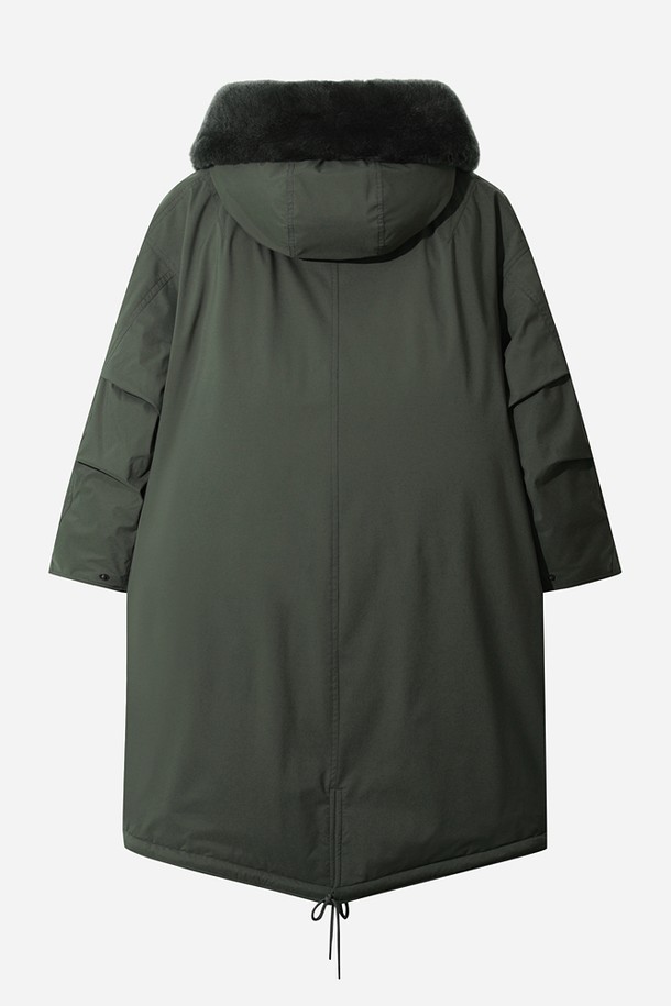 여성) 가마보코 쉘터 구스 다운 재킷(L.CHARCOAL GREY)은 추운 겨울철, 일상에서 따뜻하고 스타일리시하게 착용할 수 있는 여성용 구스다운 재킷입니다. 부드러운 촉감과 두꺼운 두께감으로 뛰어난 보온성을 제공하며, 방수 기능까지 갖춰 눈, 비가 오는 날씨에도 쾌적하게 입을 수 있습니다. 차콜 그레이 컬러의 무지 디자인에 레귤러핏으로 제작되어 캐주얼, 베이직, 미니멀, 클래식 등 어떤 스타일에도 잘 어울립니다. 긴 소매와 후드, 집업 방식에 포켓 디테일이 더해져 실용성을 높였습니다. 
