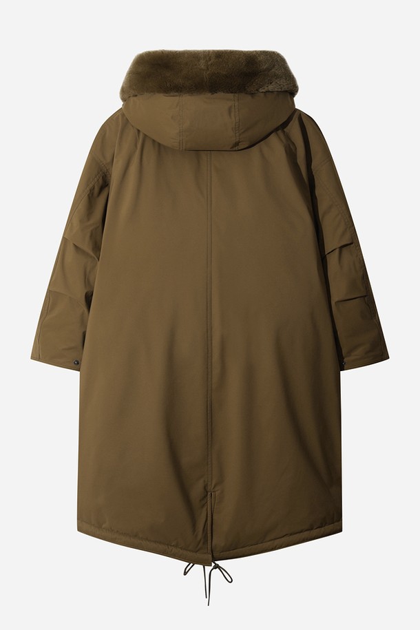 여성용 '가마보코 쉘터' 구스 다운 재킷(라이트브라운)입니다. 부드러운 촉감의 구스 다운 소재로 제작되어 뛰어난 보온성을 제공하며, 겨울철 추위로부터 당신을 따뜻하게 보호해 줍니다. 넉넉한 레귤러 핏과 긴 소매 기장으로 편안한 착용감을 선사하며, 캐주얼한 스타일을 연출하기 좋습니다. 후드와 포켓 디테일이 실용성을 더해주며, 집업 스타일로 간편하게 착용할 수 있습니다. 일상 및 아웃도어 활동 모두에 적합하며, 방수 기능까지 갖춰 활용도가 높습니다.
