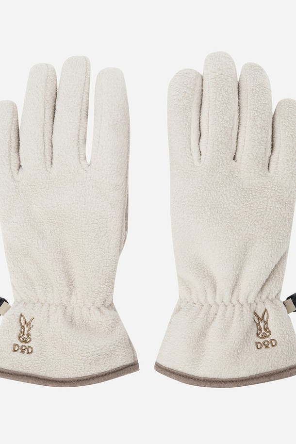 히트레스트 헤비 글러브(TAN)는 겨울철 추위를 막아주는 여성용 방한 장갑입니다. 부드러운 촉감의 폴리에스테르 소재로 제작되었으며, 두꺼운 두께감으로 뛰어난 보온성을 제공합니다. 탄(TAN) 컬러에 캐주얼하고 베이직한 스타일을 연출하며, 로고 자수 디테일로 포인트를 더했습니다. 미니멀한 디자인으로 일상복에 매치하기 좋고, 겨울철 캐주얼룩에 따뜻함을 더해줍니다. 스타일리시하면서도 실용적인 겨울 필수템입니다.
