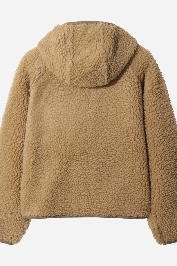 **여성 플리스 후드 집업(TAN)**은 부드러운 촉감의 플리스 소재로 제작되어 가을과 겨울에 따뜻하게 착용하기 좋은 여성용 플리스 자켓입니다. 캐주얼하고 미니멀한 스타일로, 일상생활은 물론 산책룩이나 집콕룩으로 편안하게 연출할 수 있습니다. 후드와 포켓 디테일이 있으며, 크롭 기장과 레귤러핏으로 트렌디한 핏을 연출합니다. 탄(TAN) 컬러의 무지 디자인으로 어떤 옷에도 쉽게 매치할 수 있는 활용도 높은 아이템입니다. 긴 소매와 두꺼운 두께로 보온성을 높였습니다.
