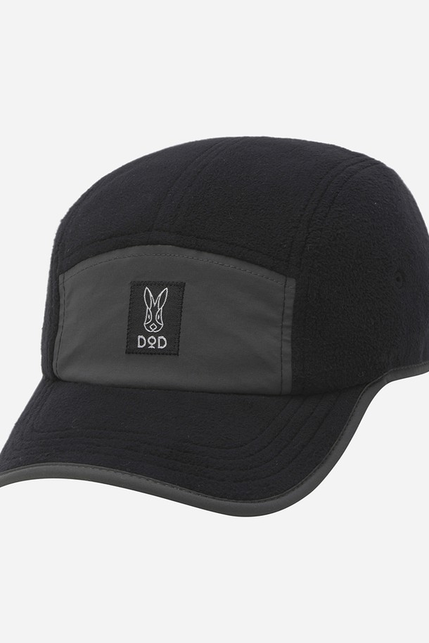 히트레스트 캠프캡(BLACK)은 일상, 여행룩, 산책룩에 모두 잘 어울리는 모자입니다. 부드러운 면 소재로 제작되어 봄, 여름, 가을 계절에 착용하기 좋습니다. 블랙 색상의 무지 디자인으로 미니멀, 캐주얼, 시티보이 스타일을 연출하기 용이합니다. 일반적인 모자 깊이와 챙 넓이로 편안한 착용감을 제공하며, 로고 장식으로 포인트를 더했습니다. 뒤쪽의 조절끈으로 사이즈를 조절할 수 있습니다.
