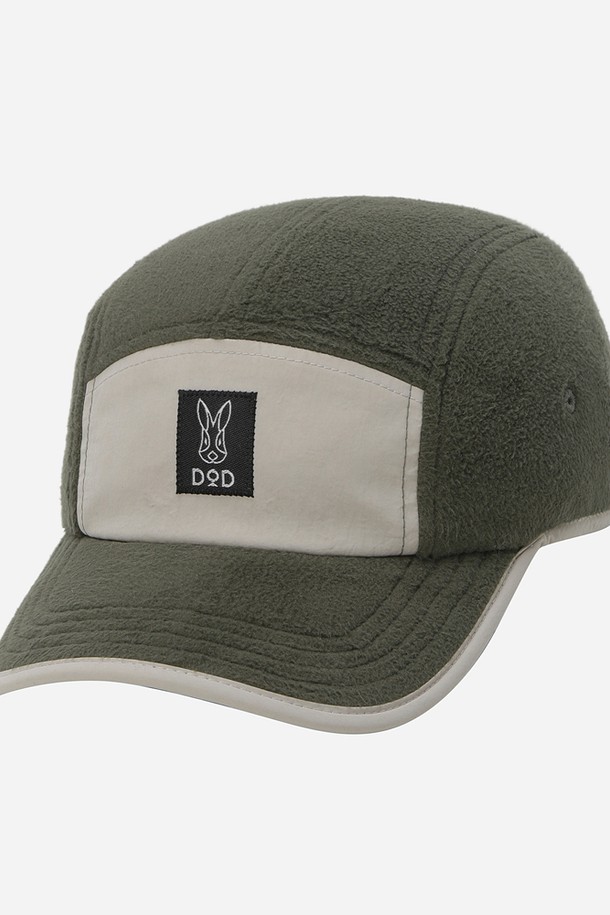 히트레스트 캠프캡(KHAKI)은 면 소재로 제작되어 부드러운 촉감을 자랑하는 캠프캡입니다. 카키 색상에 무지 디자인으로, 심플하면서도 데일리룩에 활용하기 좋은 아이템입니다. 일반적인 모자 깊이와 챙 넓이로 편안한 착용감을 선사하며, 사이즈 조절 기능이 있어 누구나 편하게 사용할 수 있습니다. 로고 또는 패치 디자인 장식으로 포인트를 더했으며, 봄, 가을, 겨울철 캠핑룩, 등산룩, 봄 소풍룩 등 다양한 TPO에 매치하여 캐주얼, 미니멀, 고프코어 스타일을 연출할 수 있습니다.
