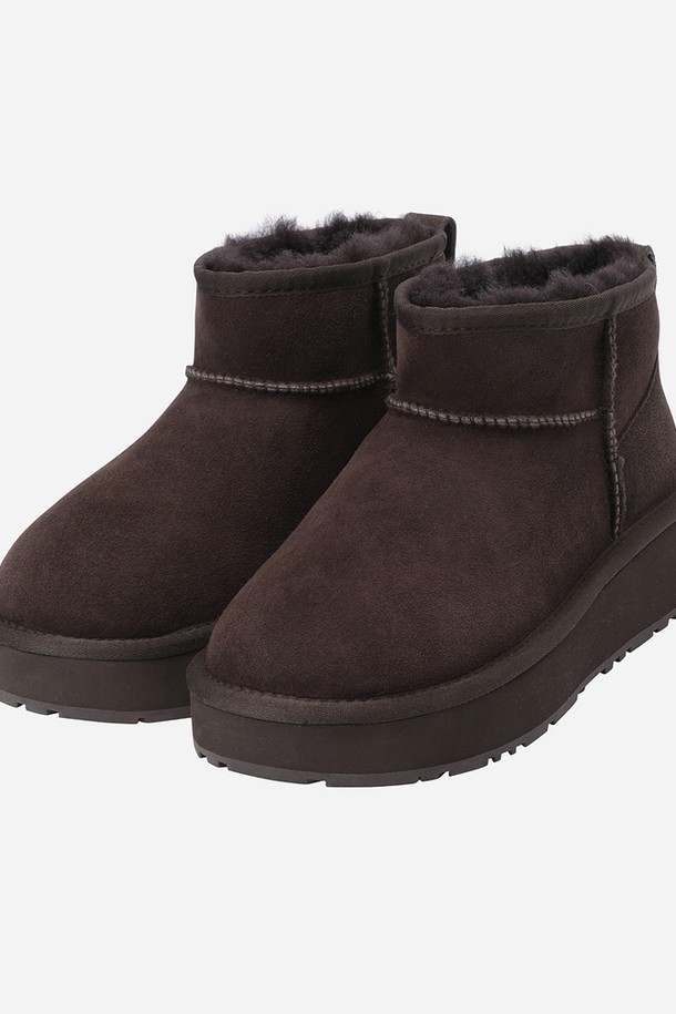 플러프 하이웜 부츠(BROWN)는 여성용 신발로, 겨울철 일상에서 따뜻함과 스타일을 동시에 만족시키는 제품입니다. 부드러운 플리스 소재와 안감의 퍼(fur)가 뛰어난 보온성을 제공하며, 라운드 앞코와 플랫 굽 디자인으로 편안한 착용감을 선사합니다. 앵클 탑라인과 오픈형 디자인은 캐주얼, 미니멀, 클래식 스타일의 집콕룩, 산책룩, 여행룩에 모두 잘 어울립니다. 브라운 컬러와 무지 패턴으로 어떤 옷에도 쉽게 매치할 수 있으며, 발볼 너비는 일반입니다.
