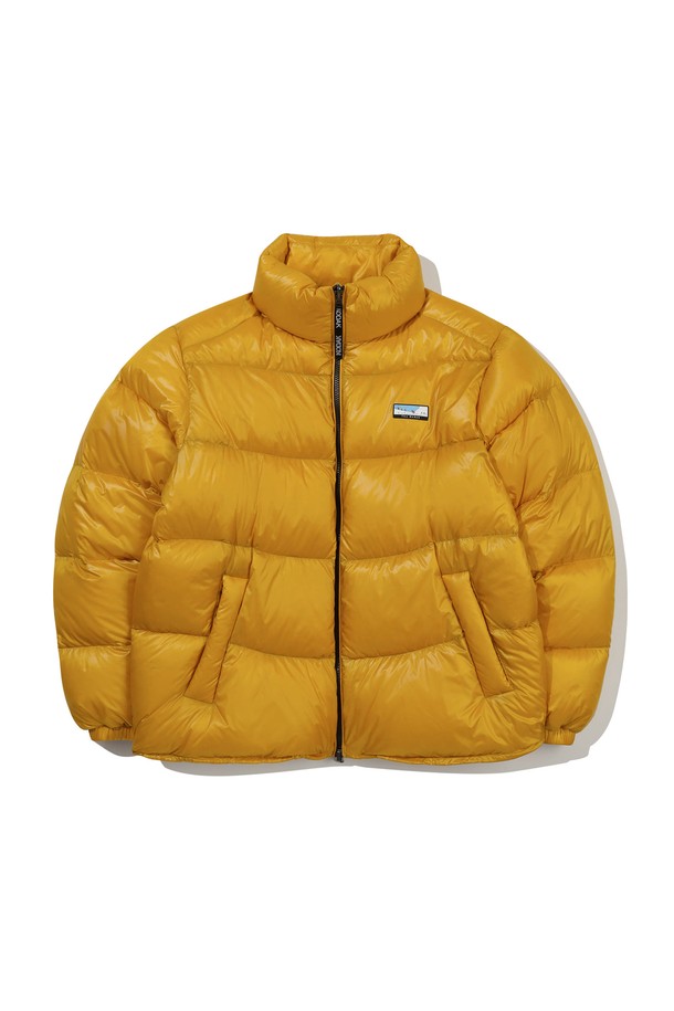 컬러라마(Colorama) 패턴 구스 다운 재킷 YELLOW는 일상과 여행, 캠핑 등 다양한 TPO에 활용 가능한 남녀 공용 아우터입니다. 캐주얼, 스포티, 미니멀 스타일을 모두 아우르는 디자인으로, 옐로우 컬러의 밝고 경쾌한 분위기를 연출합니다. 넉넉한 두께감과 부드러운 촉감의 나일론 소재를 사용하여 겨울철에도 따뜻하게 착용할 수 있으며, 구스 다운 충전재, 보온성, 방수 기능으로 실용성을 더했습니다. 리버시블 디자인으로 두 가지 스타일을 연출할 수 있으며, 집업 방식으로 간편하게 입고 벗을 수 있습니다.
