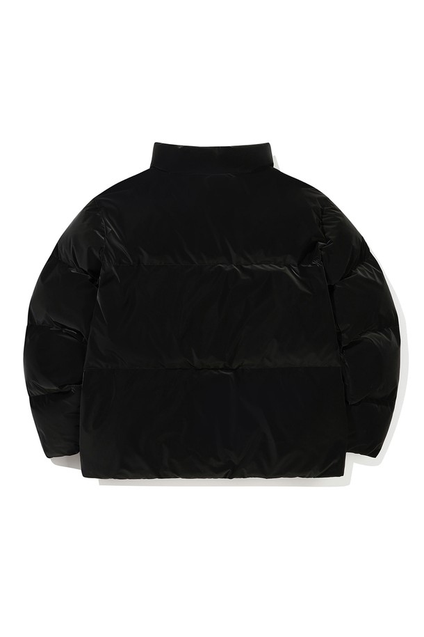 세련된 '스텐넥 덕다운 재킷 COATED BLACK'을 만나보세요. 윈드스토퍼 기능과 700 필파워 이상의 오리털 충전재(오리 솜털 80%, 오리 깃털 20%)로 뛰어난 보온성과 방풍 기능을 제공합니다. 깔끔한 '코디드블랙' 컬러에 베이직한 디자인으로, 미니멀, 캐주얼, 클래식 스타일을 모두 아우릅니다. 스탠넥 디자인, 소매 및 밑단 스트랩 디테일이 돋보이며, 데일리룩과 출근룩에 모두 잘 어울립니다. 세미 오버핏으로 편안한 착용감을 선사하는 겨울철 필수 아이템입니다.
