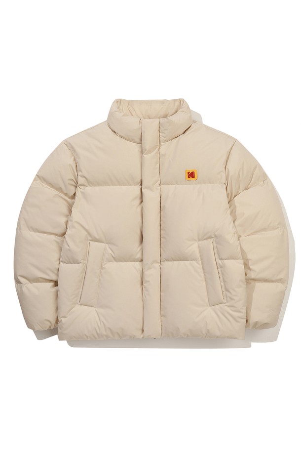 아이보리 컬러의 스텐넥 덕다운 재킷으로, 겨울철 남성들의 따뜻하고 스타일리시한 일상룩을 완성해 보세요. 세미 오버핏으로 제작되어 편안한 착용감을 제공하며, 집업 스타일로 간편하게 입고 벗을 수 있습니다. 유러피안 물라드 덕다운 충전재(700필파워 이상)를 사용하여 보온성을 높였으며, 경량 소재로 활동성을 더했습니다. 스탠넥 디자인, 소매 및 밑단 스트랩 디테일로 캐주얼하면서도 미니멀한 스타일을 연출할 수 있습니다. 오리 솜털 80%, 오리 깃털 20%의 충전재와 방풍 기능으로 추운 날씨에도 든든하게 몸을 보호해 줍니다.
