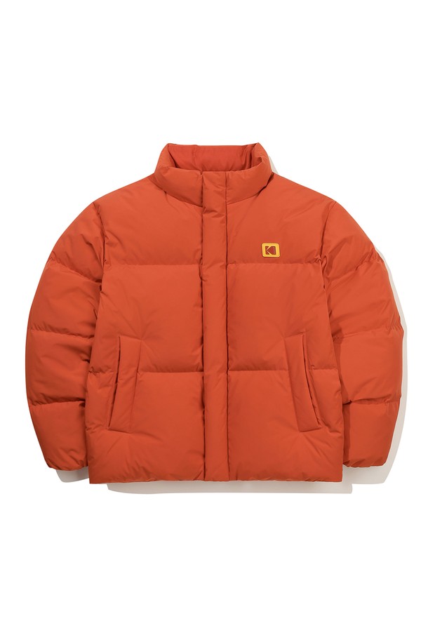 스텐넥(Stand Neck) 디자인과 오렌지 컬러가 돋보이는 덕다운 자켓입니다. 겨울철 보온성을 책임지는 두꺼운 두께감으로, 캐주얼 및 스포티 스타일을 연출하기 좋습니다. 솜털 80%, 깃털 20%의 오리털 충전재와 필파워 700 이상으로 뛰어난 보온성을 제공하며, 경량(250g)으로 활동성까지 높였습니다. 소매 스트랩, 밑단 조임 스트랩, 윈드스토퍼 기능으로 방풍 기능까지 갖춰 여행, 캠핑, 등산 등 다양한 겨울철 야외 활동에 적합합니다. 세미 오버핏으로 편안한 착용감을 선사하며, 폴리에스터 소재의 부드러운 촉감을 느낄 수 있습니다.
