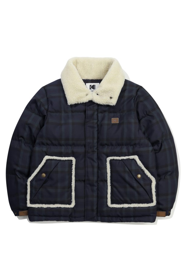 브라우니 클래식 체크 다운 재킷 네이비는 클래식한 무드의 겨울철 방한 자켓입니다. 세미 오버핏으로 제작되어 편안한 착용감을 제공하며, 네이비 컬러와 체크 패턴이 세련된 느낌을 더합니다. 덕다운 충전재와 두꺼운 두께로 뛰어난 보온성을 자랑하며, 높은 필파워(700 이상)와 가벼운 중량감으로 활동성을 높였습니다. 브라우니 카메라에서 영감을 얻은 디자인과 가죽 와펜 포인트가 특징이며, 흡습, 향균, 경량 기능으로 쾌적함을 유지합니다. 출근룩 뿐만 아니라 다양한 일상 스타일에도 잘 어울립니다.
