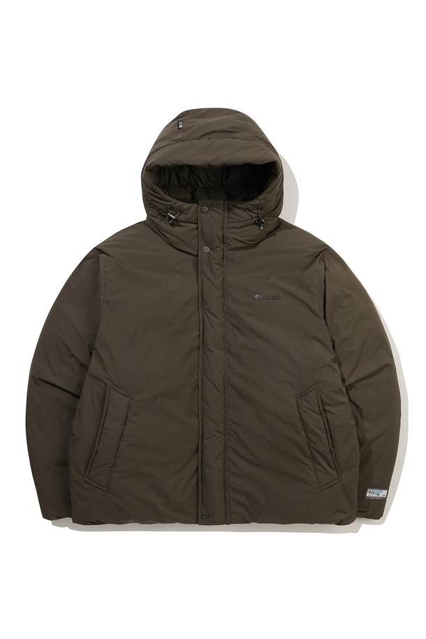 브라우니 코튼 푸퍼 다운 재킷 KHAKI는 일상과 캐주얼 스타일 모두를 아우르는 남성용 아우터입니다. 카키, 베이지, 블랙 세 가지 색상으로 출시되어 다양한 룩에 매치하기 용이합니다. 특히, 프리미엄 유럽 다운을 사용하여 높은 필파워와 뛰어난 경량성, 보온성을 자랑합니다. 세미 오버핏으로 제작되어 편안한 착용감을 선사하며, 나일론 소재의 부드러운 촉감과 두꺼운 두께감이 겨울철 추위로부터 당신을 보호해 줍니다. 출근룩과 여행룩에 모두 활용 가능한 활용도 높은 아이템입니다.
